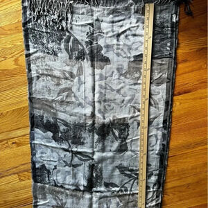 Grey abstract scarf